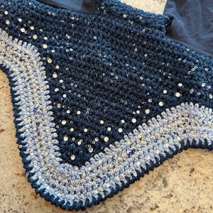 Fliegenmütze gehäkelt mit Glitzer und Pailetten in Dunkelblau mit silbernem Rand, idealer Fliegenschutz für Pferde aus der Standardkollektion.