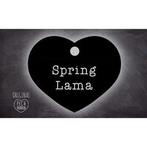 Pechmarke Springlama in Herzform mit weißer Schrift auf schwarzem Hintergrund. Beliebter Schlüsselanhänger aus der Standardkollektion bis 50 Euro.