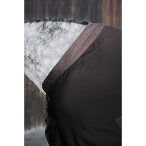 Detailansicht der ESKADRON Abschwitzdecke Dura Crystal mit glitzernden Kristallakzenten am Halsbereich aus der Platinum Kollektion.