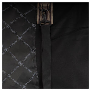 Innenfutter der B&R Classic Regendecke 1200D mit Equestrian-Logo. Strapazierfähiges, atmungsaktives Material für trockenen Pferdekomfort.