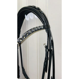 Detailansicht der Otto Schumacher Kandare München mit Rivoli XL Stirnriemen in silver Night und flach genähtem schwarzem Leder, Comfort XS Design.