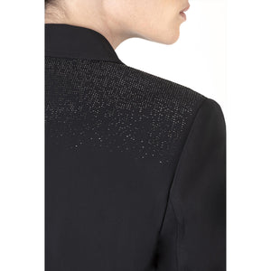 Nahaufnahme der Rückenschulter des Equiline Turniersakkos Grimmy – hochwertige Verarbeitung mit funkelnden Glitzernieten für stilbewusste Reiterinnen.