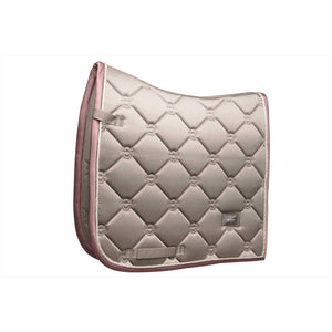 Equestrian Stockholm Schabracke - Desert Rose in glänzendem Beige mit rosa Rand. Hochwertige Sattelunterlage für Dressur, schnelltrocknend.