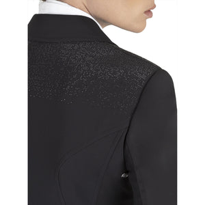 Detailansicht des Schulterbereichs vom Equiline Turniersakko Grimmy – dezente Glitzernieten auf atmungsaktivem Material für edlen Turnier-Look.