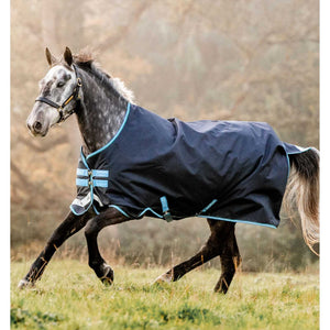 Amigo Bravo 12 Outdoordecke - Robust, Wasserdicht | Leicht auf grauem Pferd im Galopp auf Weide. 1200D Polyester, reflektierend, atmungsaktiv.