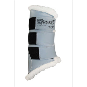 Equest Softgamaschen Kunstfell in Hellblau mit weißem Innenfutter. Weiche, stoßabsorbierende Gamaschen mit 3 Klettverschlüssen für Pferde.