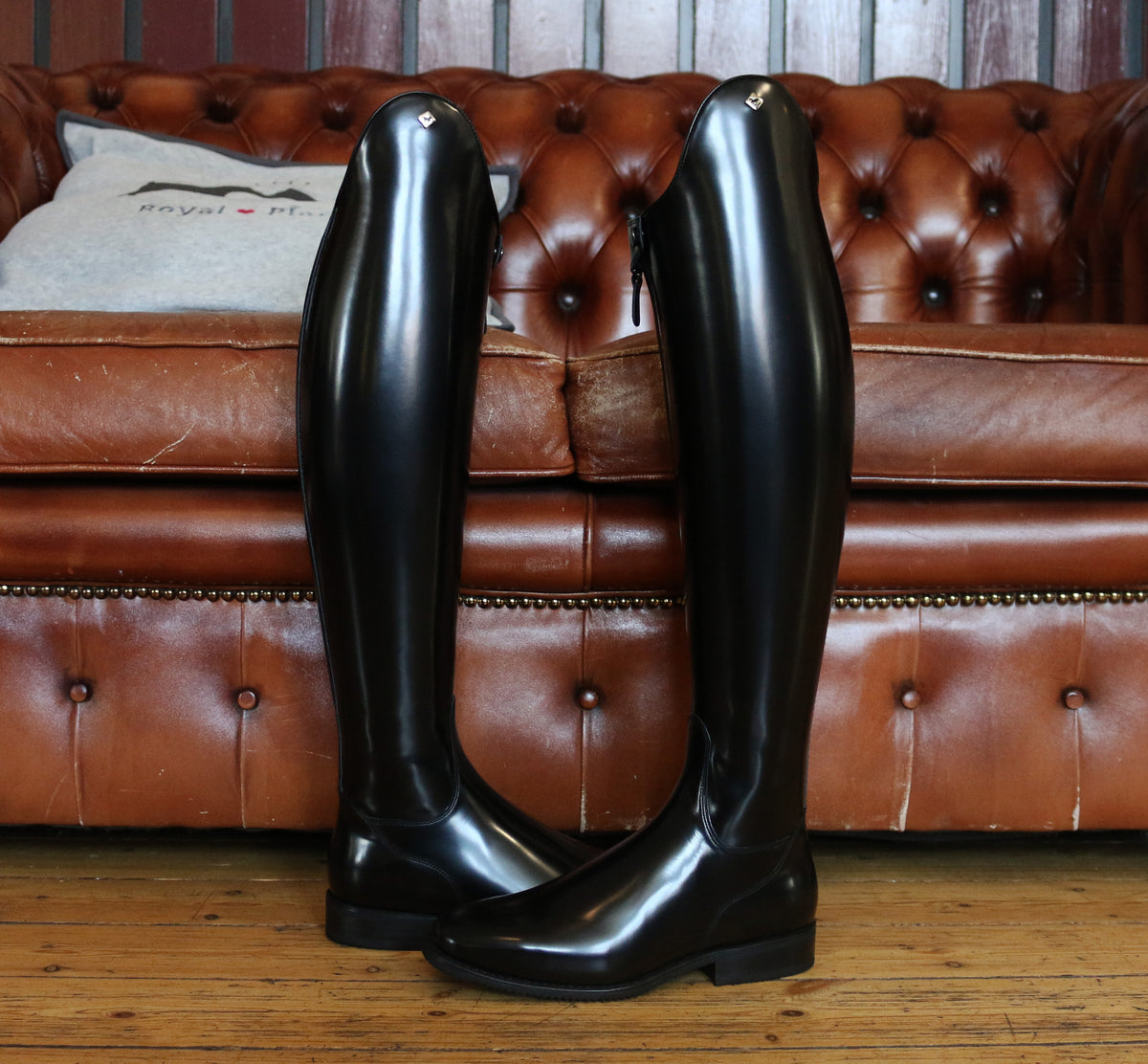 DeNiro-Kundenstiefel bei Reitsport Loew: Schlichte schwarze Stiefel als Beispiel für einen ruhigen, klassischen Look.