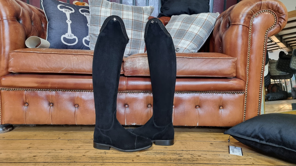 DeNiro-Kundenstiefel bei Reitsport Loew: Schwarzer Wildleder-Look mit dezentem Besatz am Stiefelabschluss.