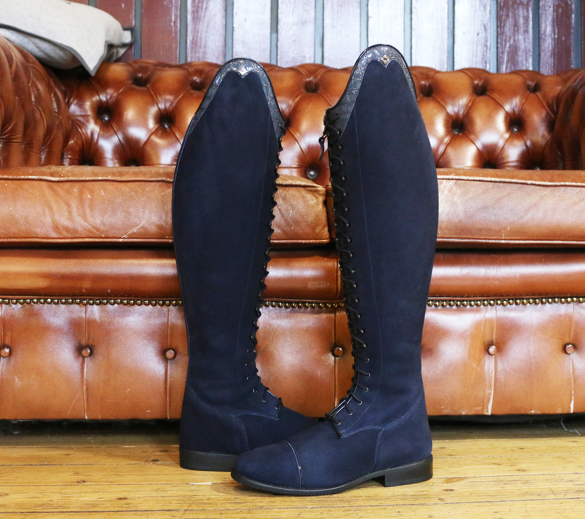 DeNiro-Kundenstiefel bei Reitsport Loew: Blaue Stiefel mit Schnürung und dunkleren Details am Abschluss.