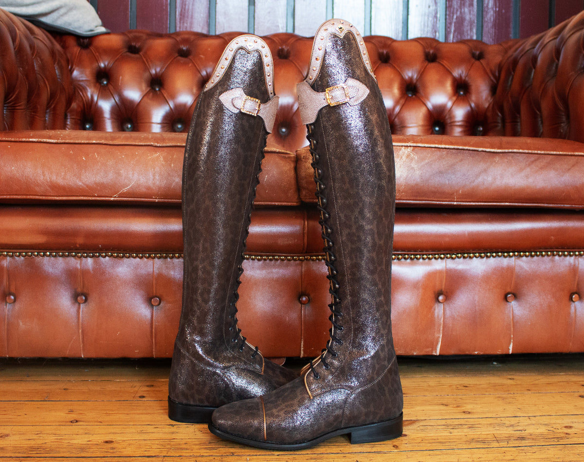 DeNiro-Kundenstiefel bei Reitsport Loew: Dunkler strukturierter Look mit rosa Details und hellen Schnallen.