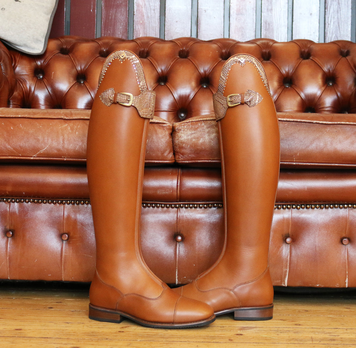 DeNiro-Kundenstiefel bei Reitsport Loew: Cognacfarbene Stiefel mit dekorativem Abschluss und Schnallen.