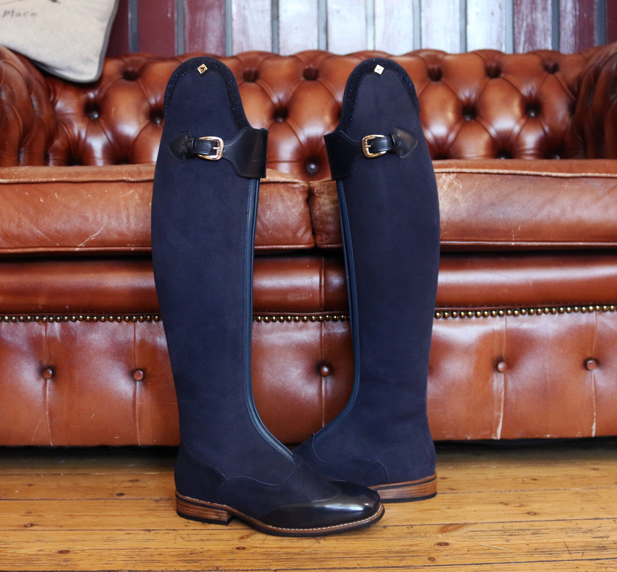DeNiro-Kundenstiefel bei Reitsport Loew: Blauer Wildleder-Look mit Schnallen und dunklen Details.