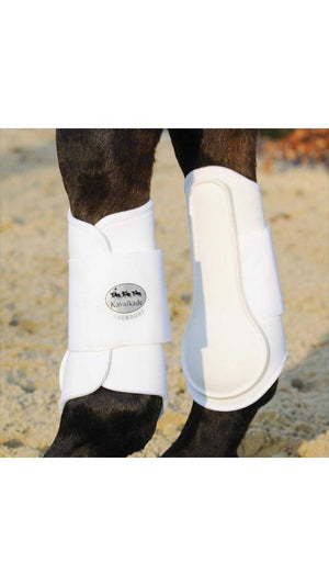 Nahaufnahme der weißen Kavalkade Gamaschen Softy Neopren Sehnenschoner mit Logo, waschbar bis 40 °C und in Größen M und L erhältlich.