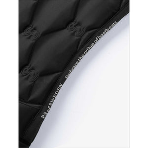 Detailansicht der PS of Sweden Schabracke Ruffle Black mit gesticktem PS Monogram und Schriftzug, feuchtigkeitsabsorbierend.
