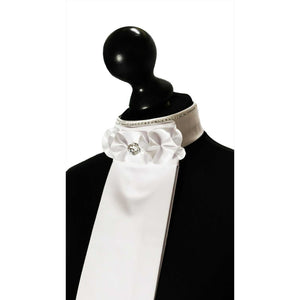 Niel Plastron Diamond Style - Plastron mit Strass-Linie und eleganter Blütenapplikation aus Satin, ideal für Reitturniere und Turnierbekleidung.