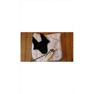 Turnier Accessoires Set mit personalisiertem Plastron, Fliegenhaube und Schabracke – perfekt abgestimmt für Reitturniere.