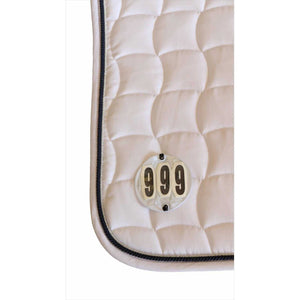 Turnier Zubehör: Kopfnummern Nähservice für Schabracken, fest vernäht auf weißer Schabracke mit schwarzer Umrandung, Nummer 999 sichtbar.