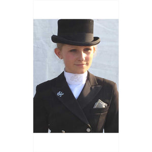 Personalisierbares Niel Plastron mit Initialen, handgefertigt für Turnierbekleidung, kombiniert mit klassischem Reitoutfit und Zylinder.