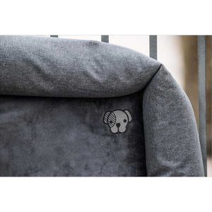 Detailansicht des Kentucky Hundebetts weich 60x45cm mit gesticktem Hundekopf-Logo, hochwertige Verarbeitung aus 100% Polyester.