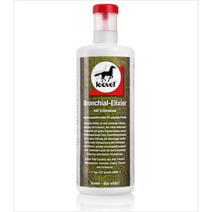 Leovet Bronchial-Elixier 1000ml mit Echinacea zur Unterstützung der Atemwege und des Immunsystems in der Stallapotheke für Pferde. Enthält natürliche Heilkräuter wie Anis und Thymian für schnelle Aufnahme durch den Organismus.
