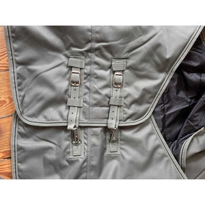 Detailansicht der Verschlüsse der HorseGuard Outdoordecke 100g, robuste Schnallen und atmungsaktives Innenfutter für sicheren Halt.