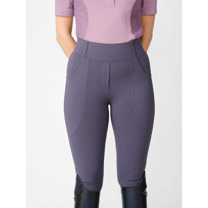 Vorderansicht der Ps of Sweden Reitleggings Juliette in Lila mit hohem Bund, Gürtelschlaufen und praktischen Einschubtaschen.