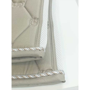 PS of Sweden Schabracke Cotton Signature - Lattekordel in Beige mit weißem Mesh-Einsatz und dekorativer Kordel für optimale Sattelunterlage.