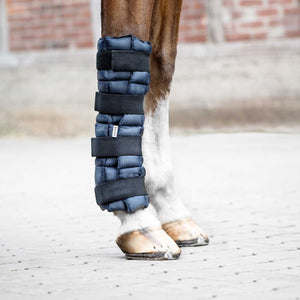 Busse Kühlgamasche Cool Off am Pferdebein im Einsatz. Strapazierfähige Stallgamasche für gezielte Kühlung und Regeneration nach dem Training.