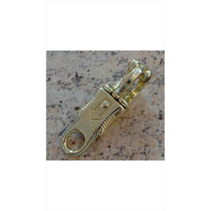 Sprenger Panikhaken Messing 1599 auf Granituntergrund, rostfreier Sicherheitsverschluss für Halfter und Stricke im Pferdesport.