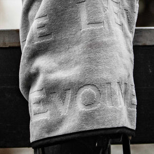 Detailansicht des L´Evoine Trensentuchs mit eingewebtem Logo, hochwertiges Zubehör zur Lederpflege und Trocknung von Zaumzeug.