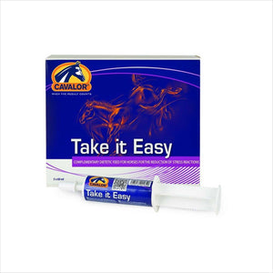 Cavalor Take it Easy Beruhigungsmittel für Pferde in Spritzenform vor Produktverpackung. Ideal zur Stressreduktion in der Stallapotheke.