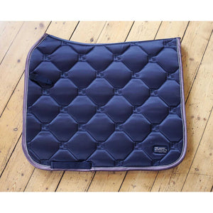 Kingsland Schabracke Blair Satin in Dunkelblau mit Satinkanten und Logo-Patch, ideal für stilvollen Reitsport im Sommer. Hochwertige Sattelunterlage mit Waffelfutter und Klettverschlussgurtbändern für optimalen Komfort.