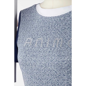 Detailansicht des Animo Italia T-Shirt Fobh mit Strasslogo auf der Brust und hochwertigem, elastischem Stoff für optimalen Tragekomfort.