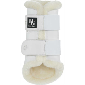 HorseGuard Dressurgamaschen Teddyfell - Online Kaufen: Vorderansicht der Gamasche mit HG-Logo, Klettverschlüssen und flauschigem Innenfutter für Pferde.