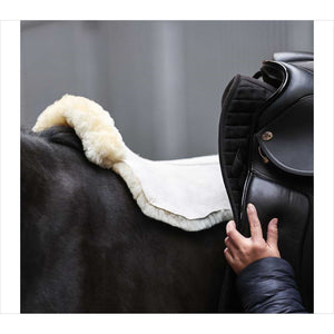 Kavalkade Lammfellkissen Pure wird unter Sattel gelegt, ideal für empfindliche Pferde, sorgt für Komfort und Temperaturausgleich beim Reiten.
