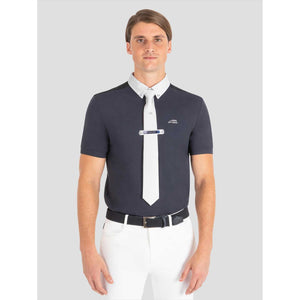 Equiline Turniershirt Clancyc Herren - Turnier-Poloshirt in Dunkelblau mit weißem Kragen und Krawatte, ideal für Reitturniere im Sommer.