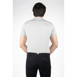 Rückansicht des Samshield Poloshirts Darius in Hellgrau für Herren, aus weichem Baumwollstoff mit dezentem Logo im Nackenbereich.