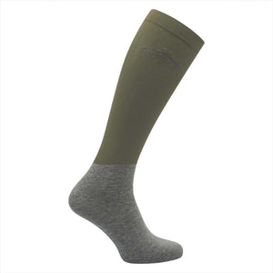 HV Polo Reitsocken Carley in Oliv mit grauem Fußteil, komfortable Kniestrümpfe für Reiter aus leichtem Material. Ideal für Reitstiefel geeignet.