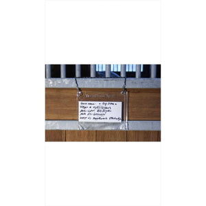 TransHorse Stalltafel Pferd - Wiederbeschreibbar, aufgehängt an Pferdebox mit handschriftlichen Infos. Praktisch für Futterpläne und Hinweise.