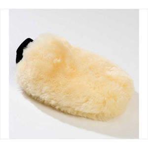 Kavalkade Lammfell Putzhandschuh für Pferdepflege in Beige. Ideal zum Glänzen des Pferdefells und Entfernen von feinem Staub.