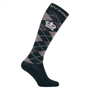 Dunkelgrüne HV Polo Argyle Reitsocken mit grauen Rauten und weißem Logo. Modische Kniestrümpfe für Damen im Reitstil.