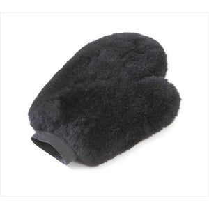 Kavalkade Putzhandschuh Lammfell Pferd mit Daumen in Schwarz für effektive Pferdepflege. Entfernt Staub und bringt Glanz, mit Gummizug für sicheren Halt.