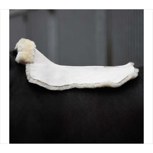 Kavalkade Lammfellkissen Pure auf Pferderücken, dünnes Sattelkissen mit echtem Lammfell für engen Kontakt, antiallergisch und atmungsaktiv.