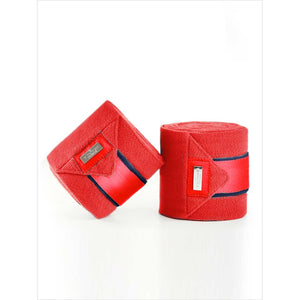 Grenadine Red Fleecebandagen von Equestrian Stockholm im 4er-Satz, 4m lang. Hochwertiger Beinschutz für Pferde in stilvollem Rot mit Logoetikett.