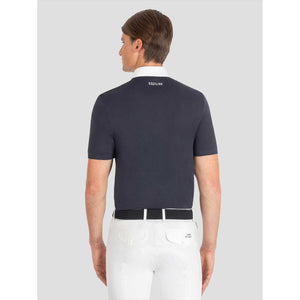 Rückansicht des Equiline Turniershirts Clancyc Herren - sportliches Reitshirt mit kurzem Arm und Equiline-Logo am Kragen, perfekt für Turniere.