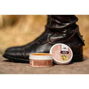 Stiefel Haftwachs Bense & Eicke für Lederpflege, aufgetragen auf Reitstiefel für besseren Grip und stabile Schenkellage bei der Sattelpflege.