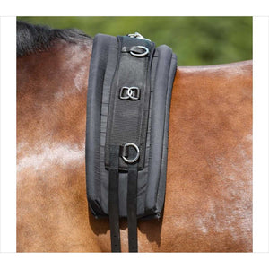 Kavalkade Longiergurtunterlage schwarz aus Foam-Material auf Pferderücken für sicheren Halt beim Longieren. Ideal für Longiergurte im Training.