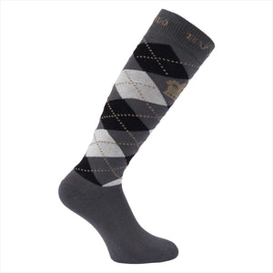 HV Polo Argyle Reitsocken in Schwarz, Grau und Gold mit klassischem Rautenmuster. Perfekte Kniestrümpfe für stilvolle Reiterinnen.