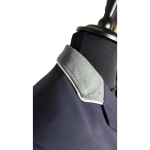 Detailansicht des grauen Kragens am Equiline Herren Turniersakko, gefertigt aus kühlendem, maschinenwaschbarem X-Cool Material.