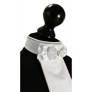 Exklusives Niel Plastron Diamond Style mit funkelnder Strass-Linie am Kragen und dekorativer Blume, perfektes Turnier Accessoire für Reiter.
